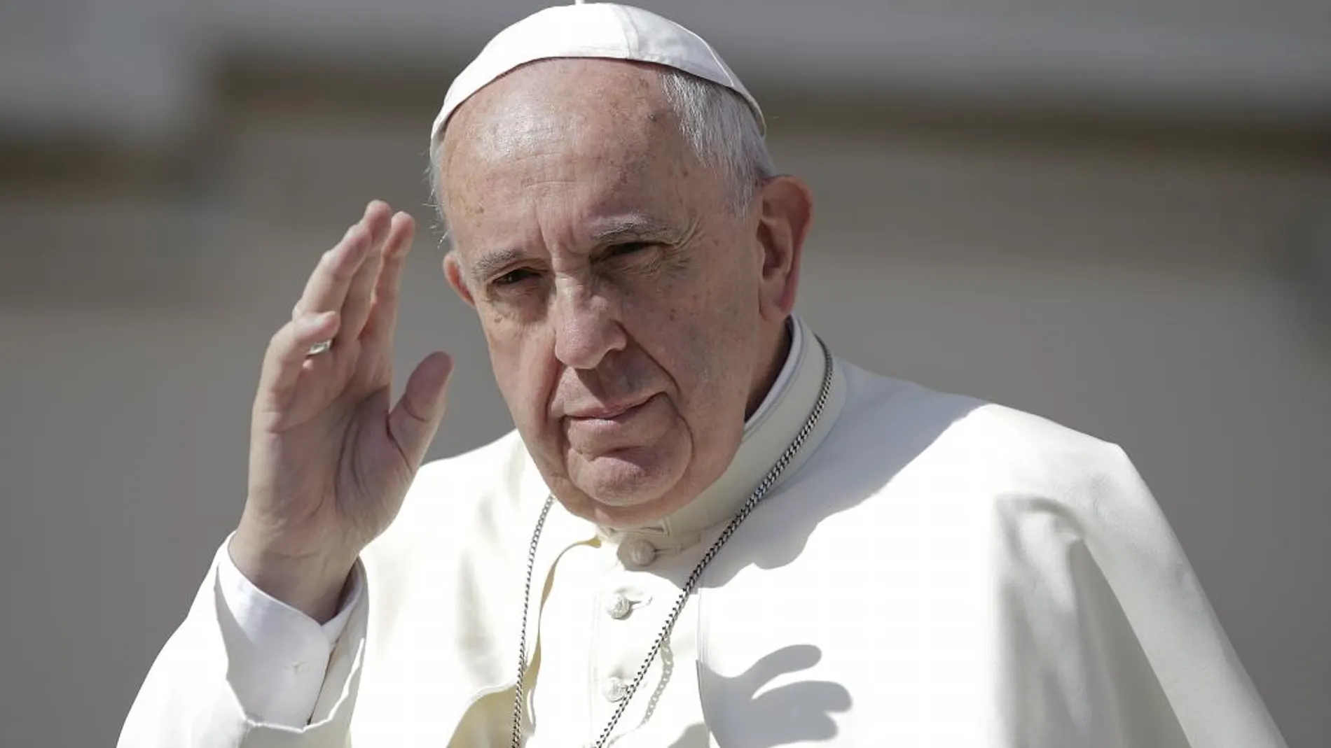 El Papa Francisco saluda a su llegada a la plaza de San Pedro