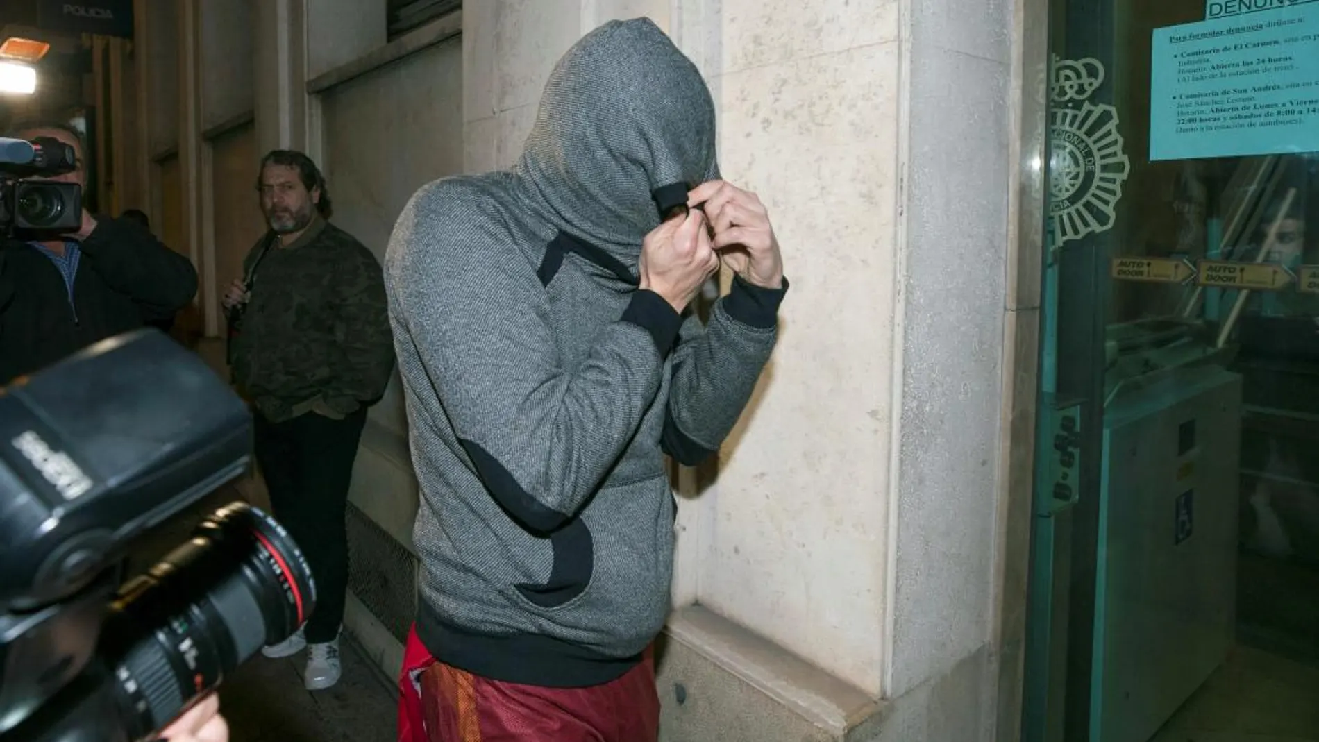 Imagen de una de las detenciones llevadas a cabo en febrero contra los amaños en el fútbol. EFE/Marcial Guillén