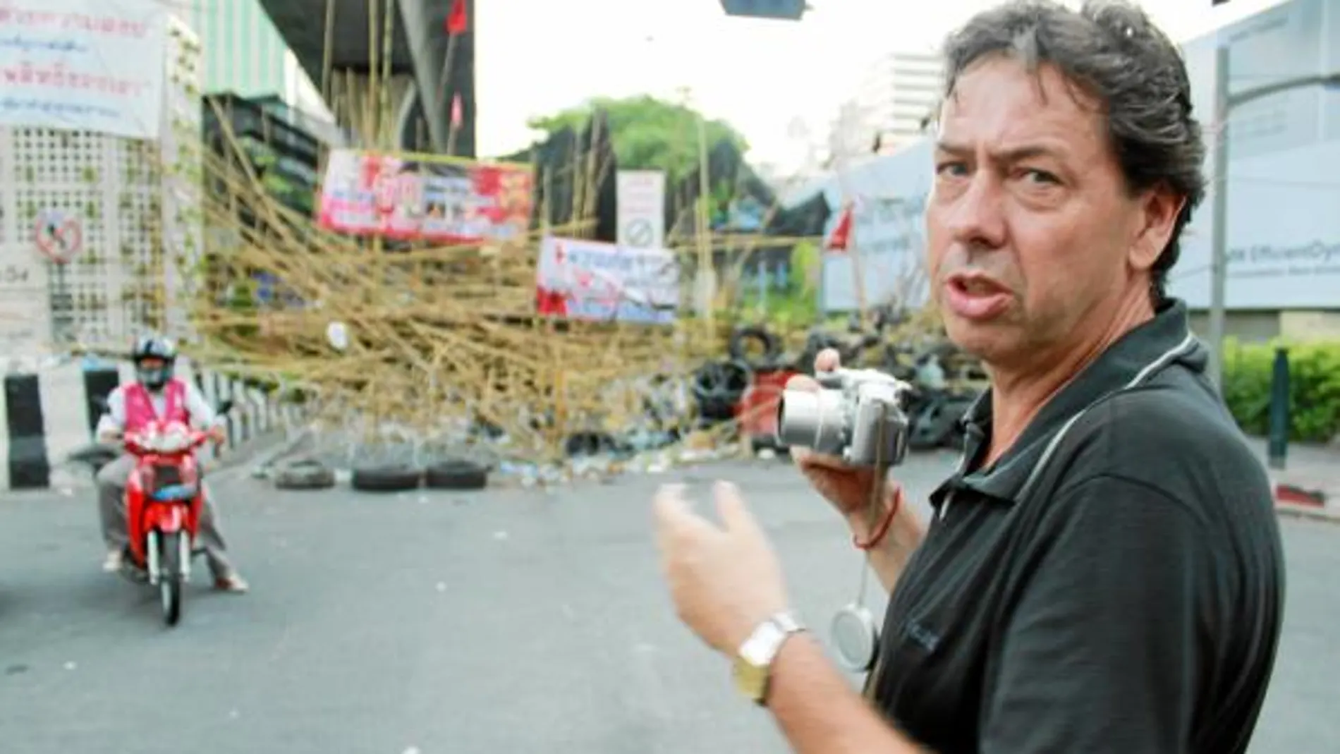 Un turista toma fotos, ayer, en la zona ocupada por los opositores