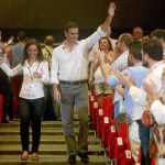 El secretario general del PSOE, Pedro Sánchez, junto a la nueva líder del PSOE-M, Sara Hernández