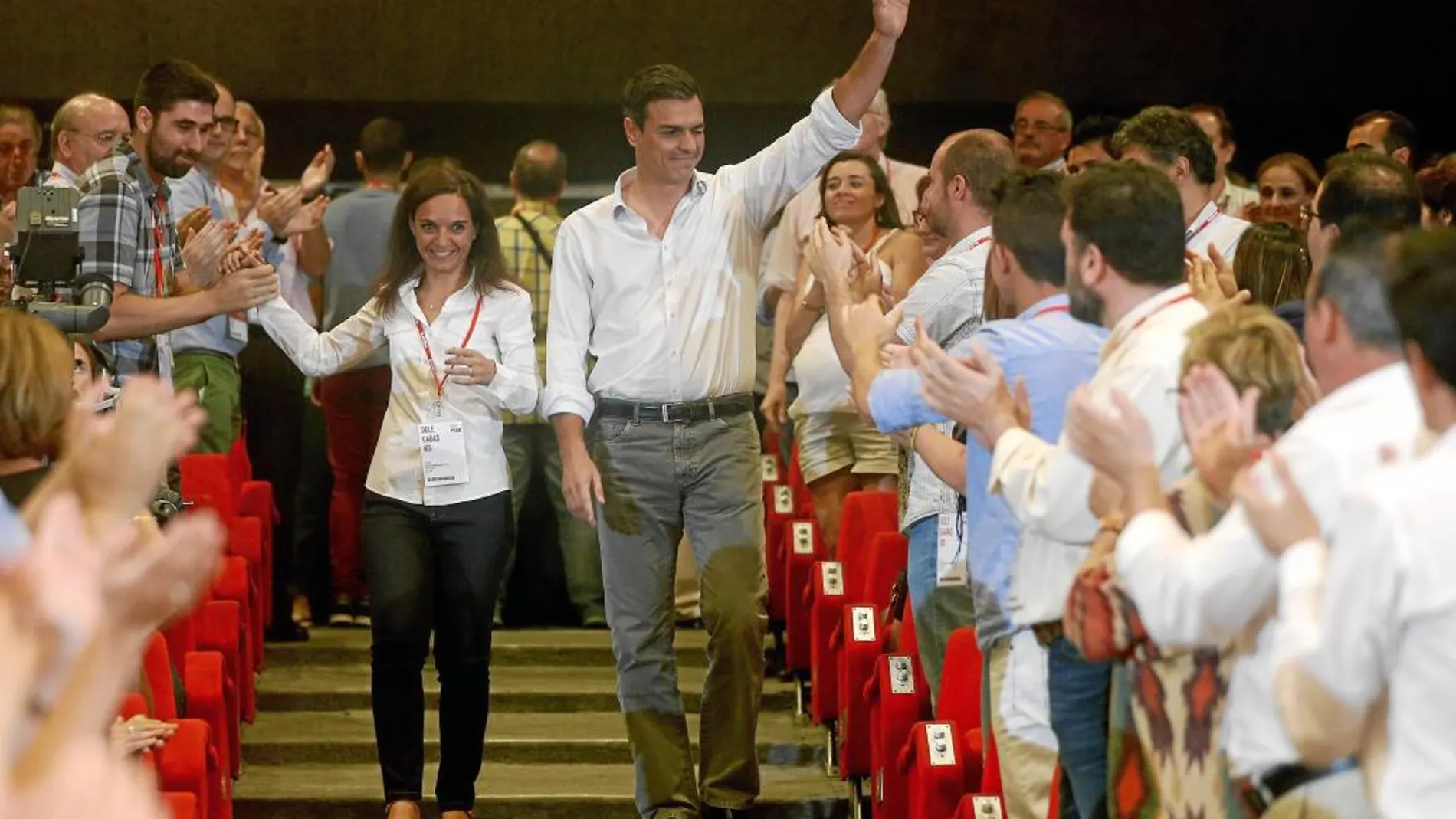 El secretario general del PSOE, Pedro Sánchez, junto a la nueva líder del PSOE-M, Sara Hernández