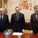 El presidente del Tribunal Europeo de Derechos Humanos, Guido Raimondi (c), el presidente del Tribunal Constitucional, Juan José Rivas (i), y el presidente del Tribunal Supremo, Carlos Lesmes (d), durante el III Seminario conjunto Tribunal Constitucional-Tribunal Supremo