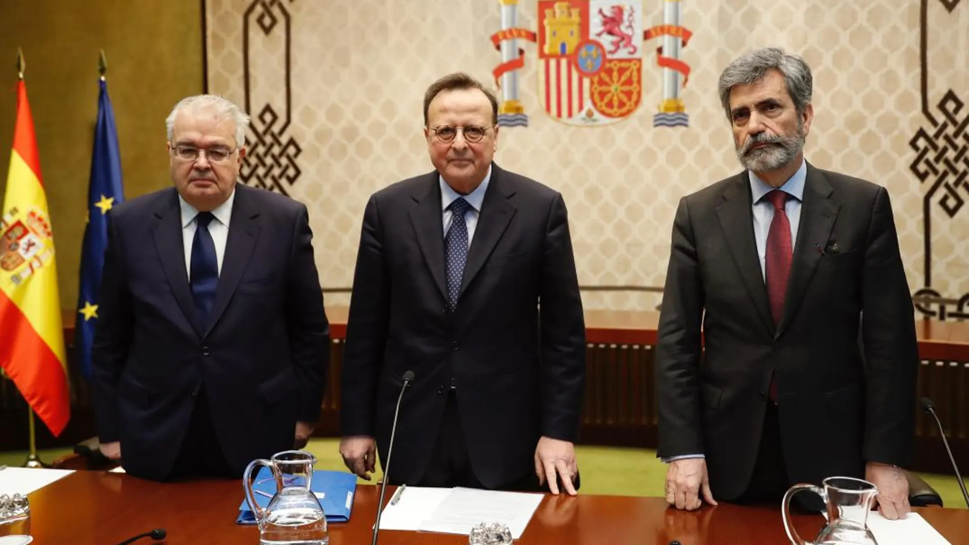 El presidente del Tribunal Europeo de Derechos Humanos, Guido Raimondi (c), el presidente del Tribunal Constitucional, Juan José Rivas (i), y el presidente del Tribunal Supremo, Carlos Lesmes (d), durante el III Seminario conjunto Tribunal Constitucional-Tribunal Supremo