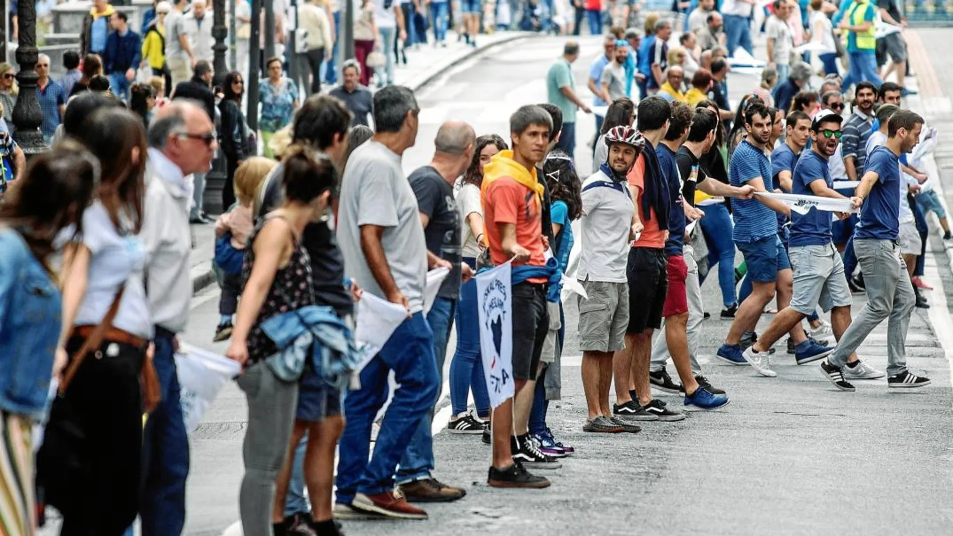 La plataforma independentista «Gue Esku Dago» recorrió las tres provincias vascas con una cadena humana el pasado domingo