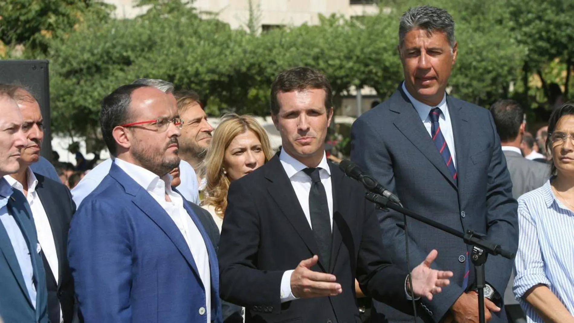 El presidente del PP, Pablo Casado, junto al líder del PP de Cataluña, Xavier García Albiol, durante el acto de homenaje en Cambrils / Efe