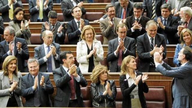La bancada del Partido Popular aplaude a su líder, Mariano Rajoy, tras su intervención de ayer en el Congreso de los Diputados