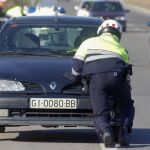 Un Mosso d'Esquadra aparta un vehículo averiado en la N-260, en Castelló d'Empuries (Gerona)