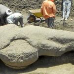Imagen de la enorme pieza que se encontró en un campo arqueológico cerca de Lúxor