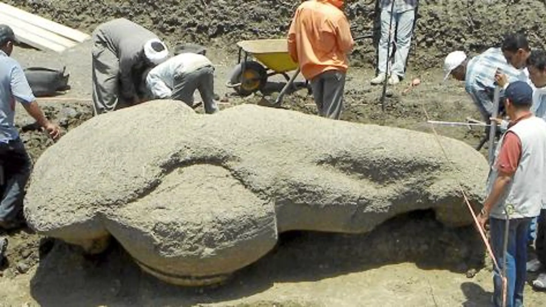 Imagen de la enorme pieza que se encontró en un campo arqueológico cerca de Lúxor