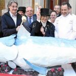 La alcaldesa junto a varios miembros de su Gobierno en el tradicional acto de entierro de la sardina que pone fin a los festejos del Carnaval