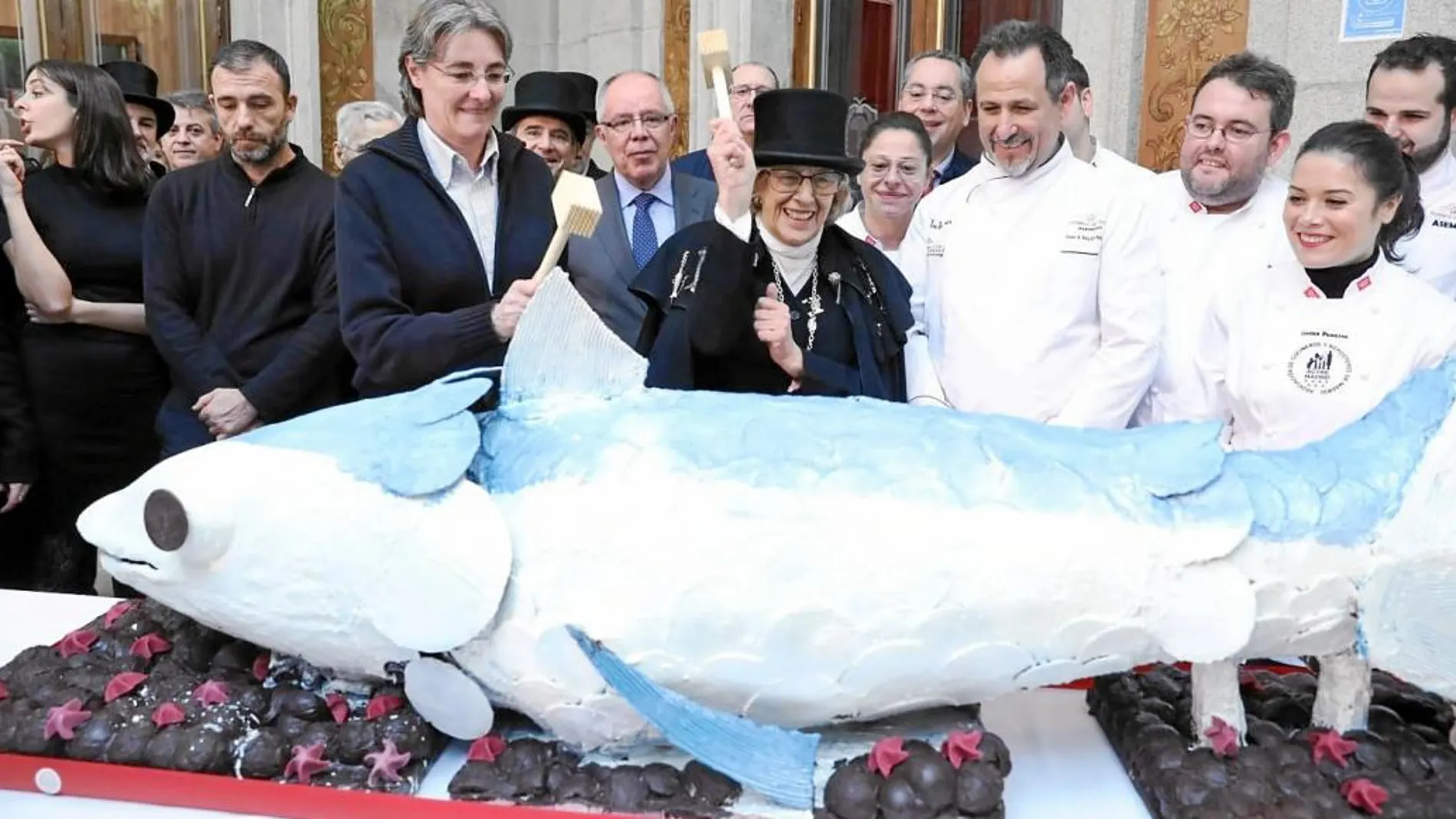 La alcaldesa junto a varios miembros de su Gobierno en el tradicional acto de entierro de la sardina que pone fin a los festejos del Carnaval