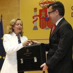 La ministra de Economía Nadia Calviño, recibe la cartera de su antecesor en el cargo Román Escolano /Connie G. Santos