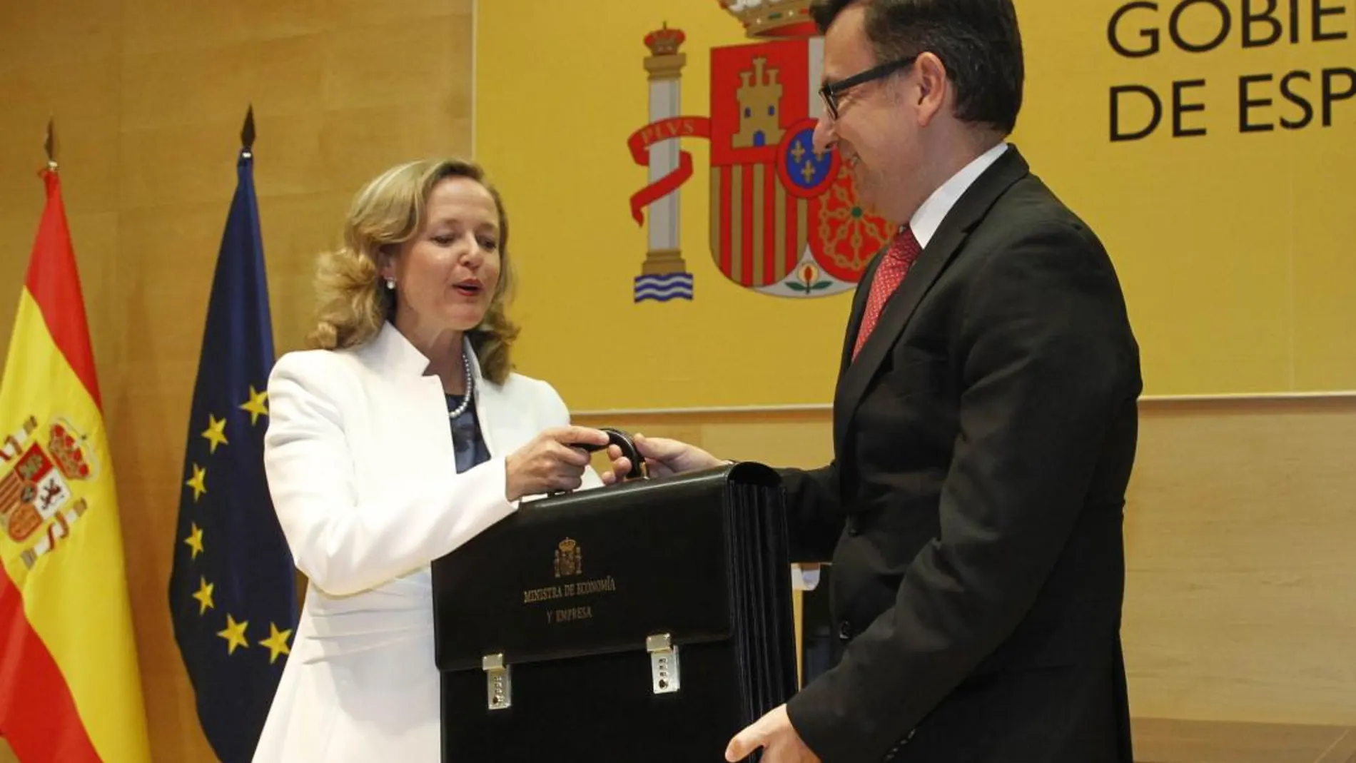 La ministra de Economía Nadia Calviño, recibe la cartera de su antecesor en el cargo Román Escolano /Connie G. Santos