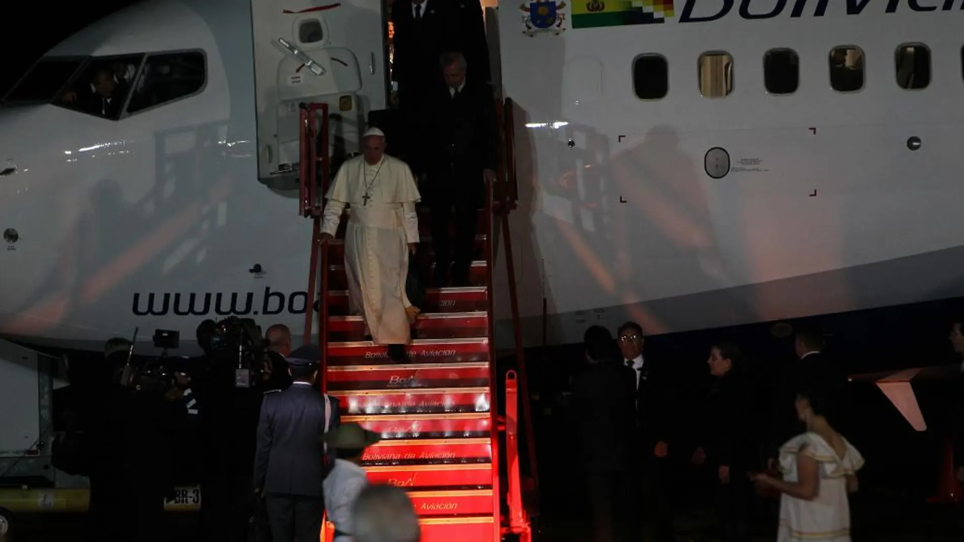 El papa Francisco (c) a su llegada a la ciudad boliviana de Santa Cruz.