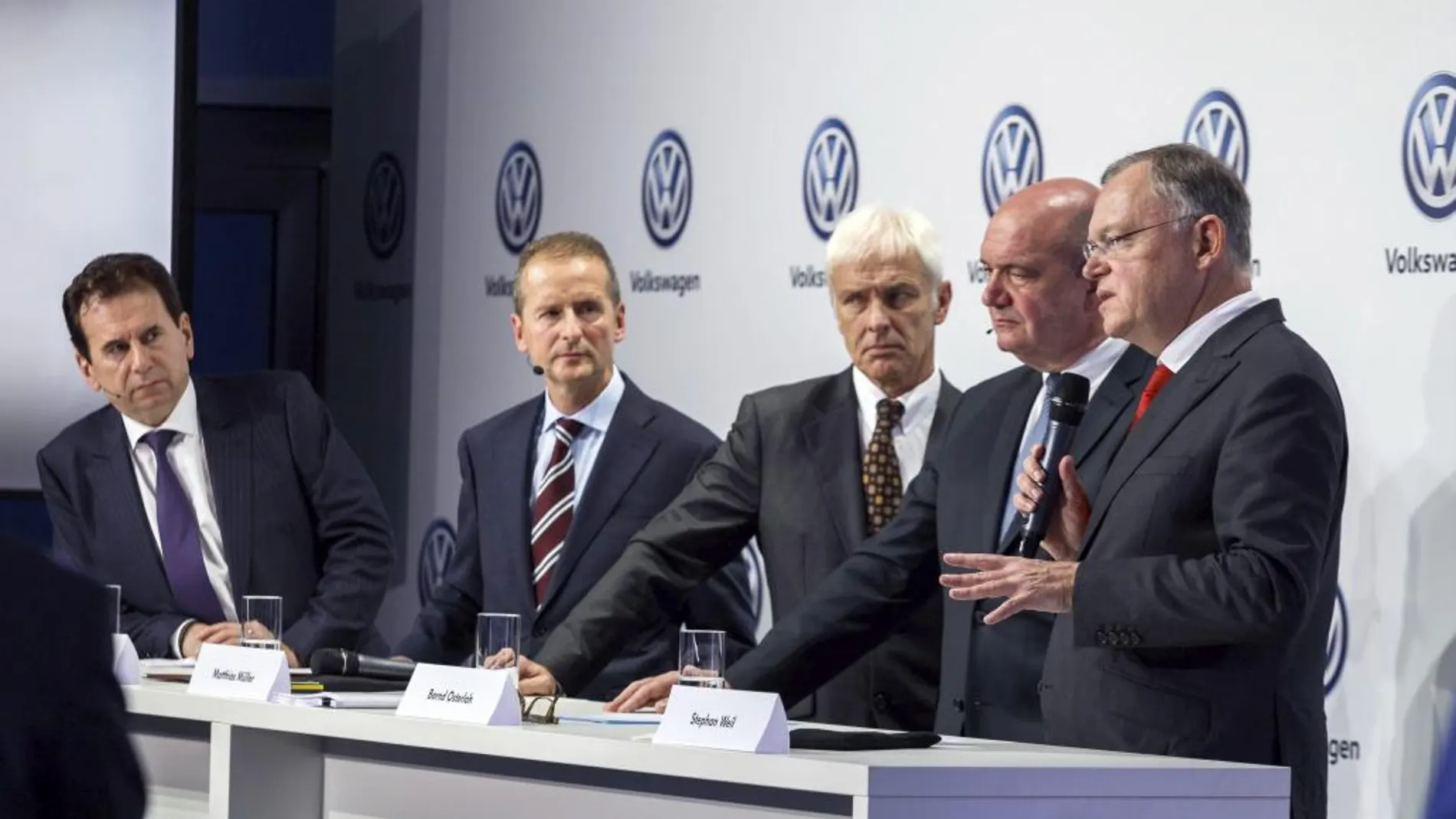 Miembros de la junta directiva de Volkswagen durante la rueda de prensa en Wolfsburgo
