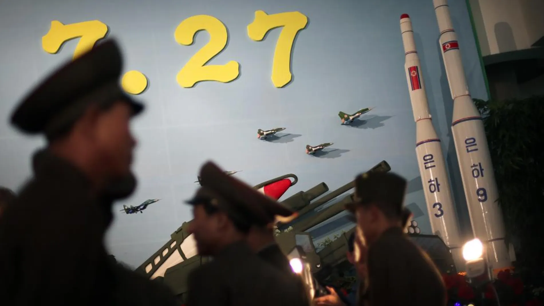 Imagen de archivo de soldados norcoreanos junto a cohetes lanzaderas Unha 3