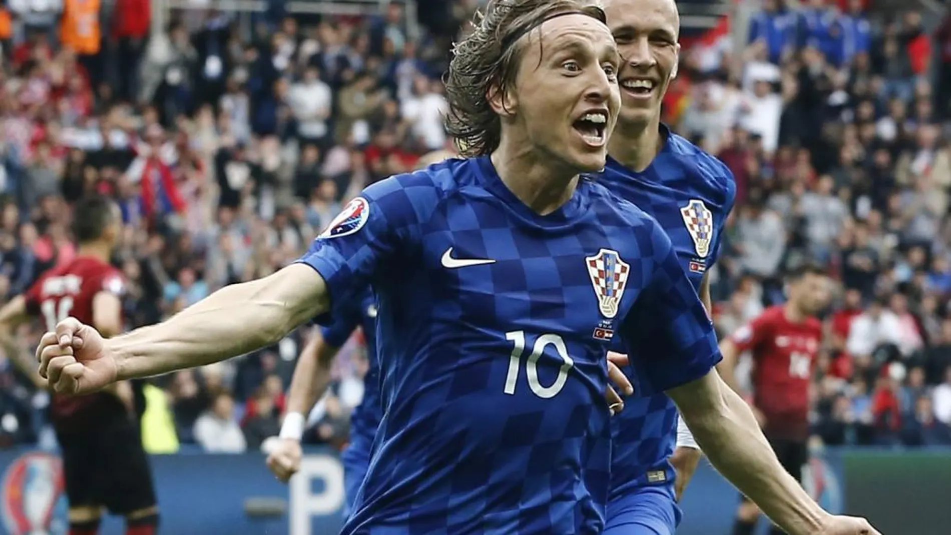 Luka Modric e Ivan Perisic celebran el gol de Croacia ante Turquía.