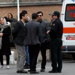 Familiares de pasajeros del vuelo cerca del aeropuerto de Teherán el pasado 18 de febrero