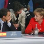 El presidente del Gobierno español, José Luis Rodríguez Zapatero, conversa con la canciller alemana, Angela Merkel, durante la sesión plenaria de la cumbre del Grupo de los Veinte (G-20)