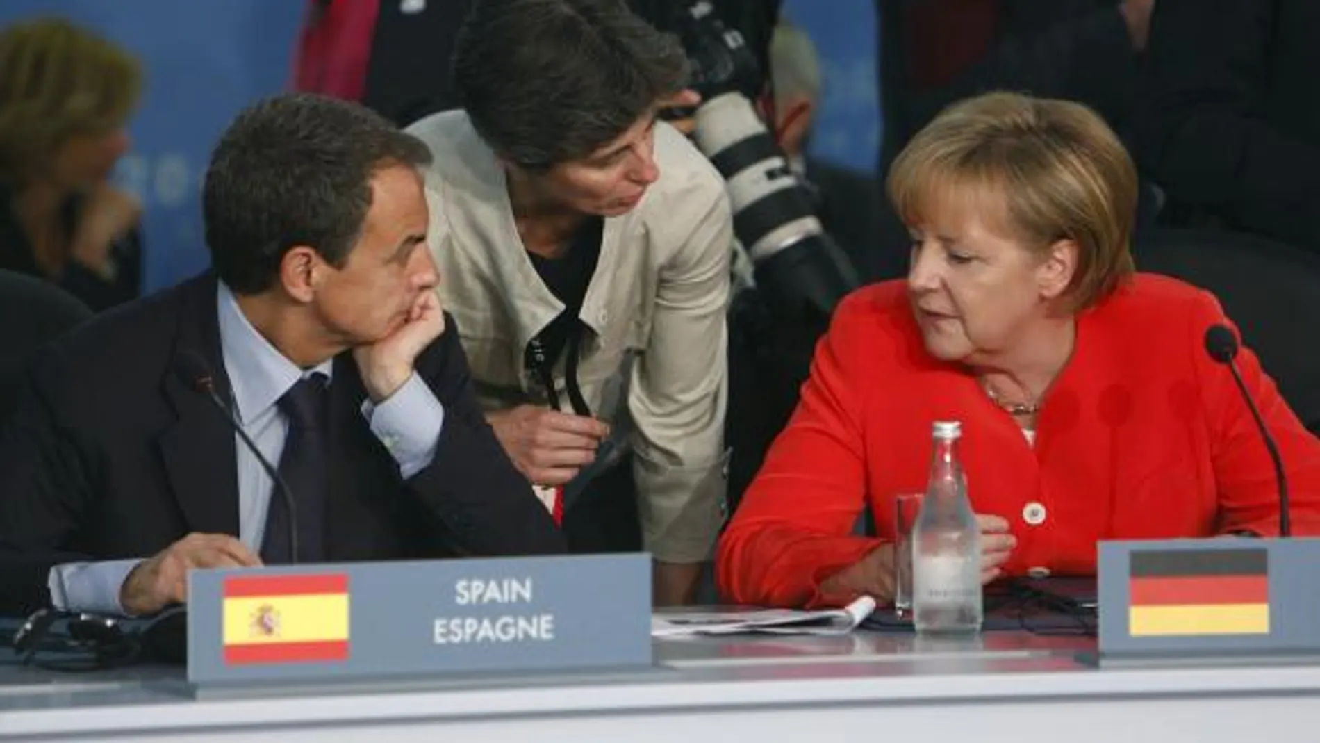 El presidente del Gobierno español, José Luis Rodríguez Zapatero, conversa con la canciller alemana, Angela Merkel, durante la sesión plenaria de la cumbre del Grupo de los Veinte (G-20)