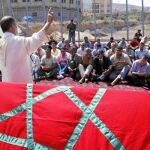 Un grupo de marroquíes protesta en la frontera de Beni-Enzar el pasado mes de septiembre