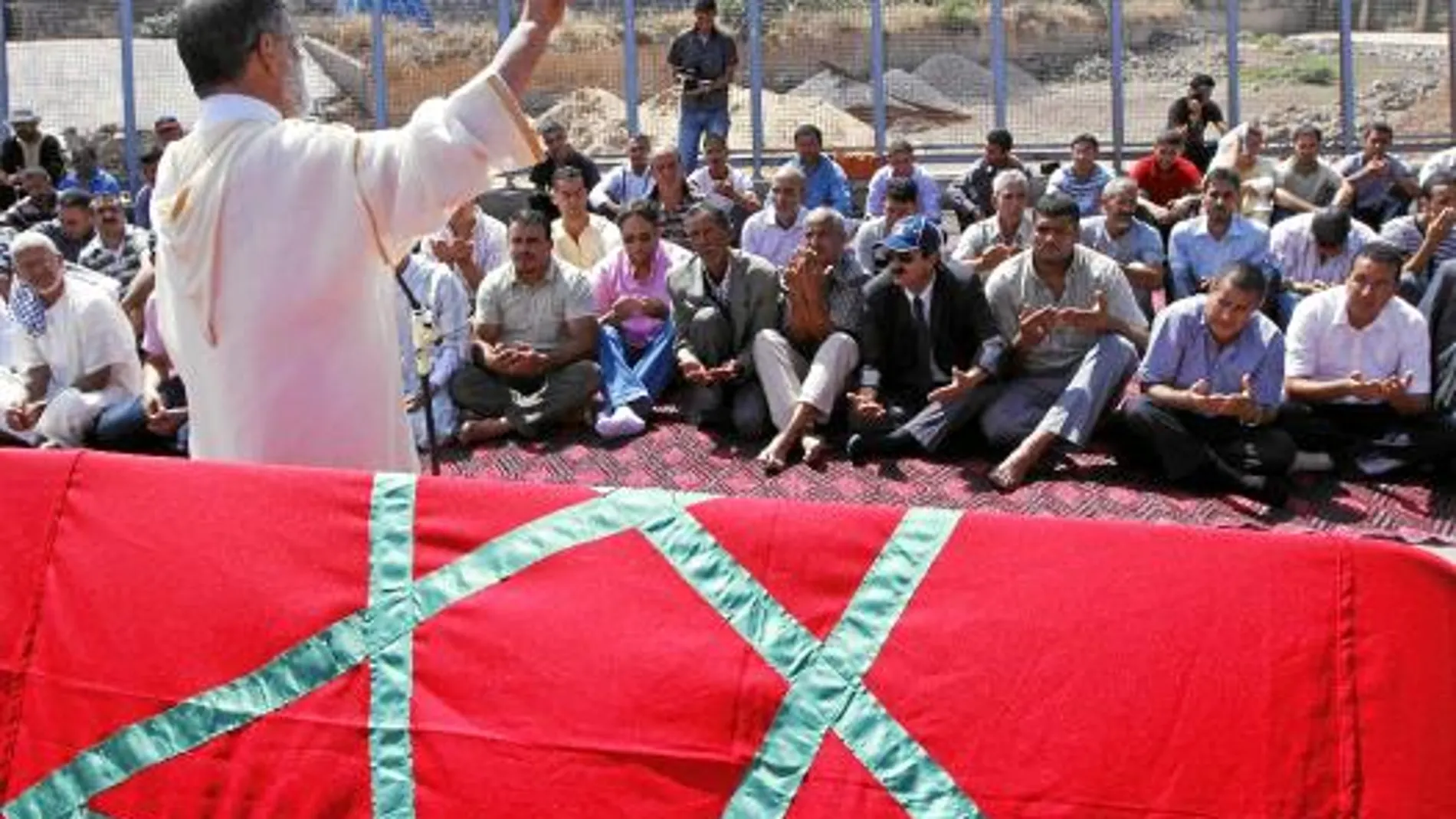 Un grupo de marroquíes protesta en la frontera de Beni-Enzar el pasado mes de septiembre
