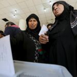 Dos mujeres votan en Alepo