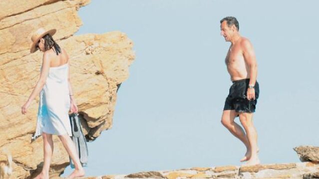 El matrimonio Sarkozy-Bruni disfrutó de las profundidades marinas del Mediterráneo con unas aletas de natación