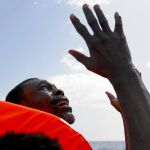 Un inmigrante, tras ser rescatado a 32 kilómetros de la costa libia