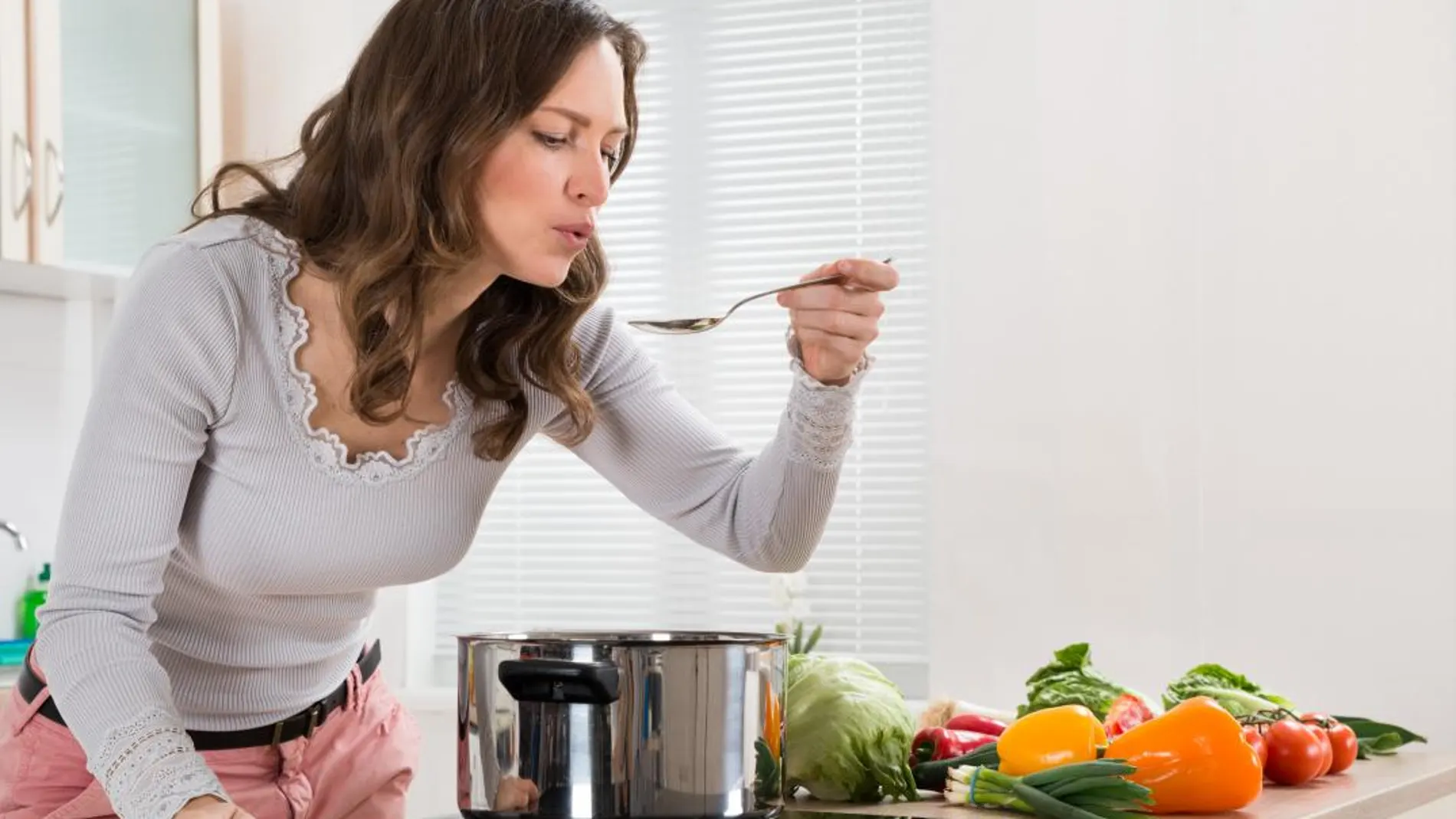 Consejos que te harán ahorrar en la cesta de la compra y comer de forma saludable