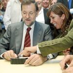 Mariano Rajoy y Alicia Sánchez Camacho, ayer, jugando al dominó