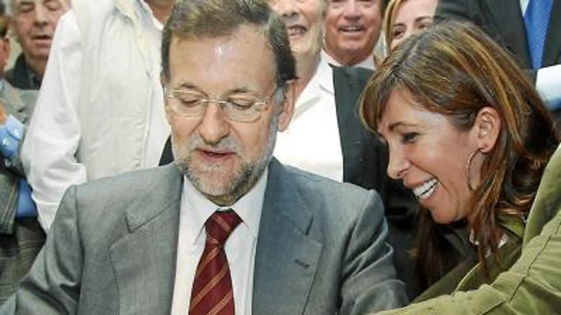 Mariano Rajoy y Alicia Sánchez Camacho, ayer, jugando al dominó