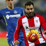El defensa del Athletic Club Balenziaga (d) durante el partido correspondiente a la vigésima segunda jornada de liga ante el Getafe,