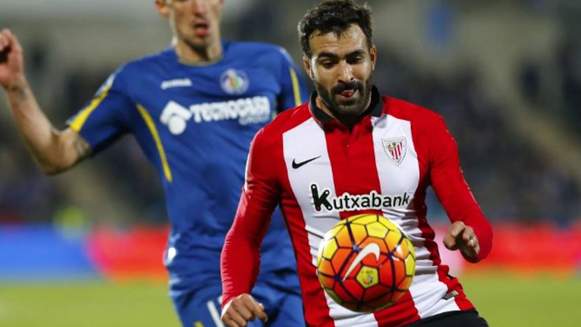 El defensa del Athletic Club Balenziaga (d) durante el partido correspondiente a la vigésima segunda jornada de liga ante el Getafe,