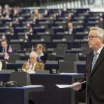 El presidente de la Comisión Europea, Jean-Claude Juncker, pronuncia su discurso ante el pleno de la Eurocámara en Estrasburgo (Francia)