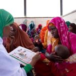Mujeres con su hijos atendidas en un precario consultorio en Somalia, el peor país del mundo para ser madre