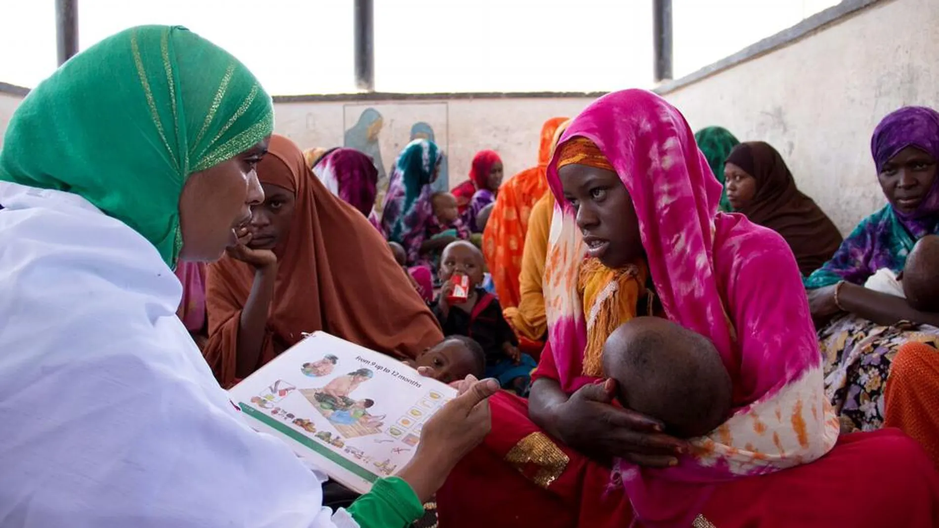 Mujeres con su hijos atendidas en un precario consultorio en Somalia, el peor país del mundo para ser madre