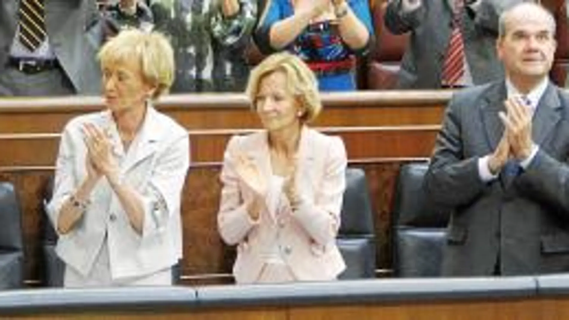 Zapatero aplaudids desde su bancada tras su intervención