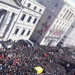 Miles de pensionistas consiguieron superar el cordón policial y manifestarse a las puertas del Congreso de los Diputados