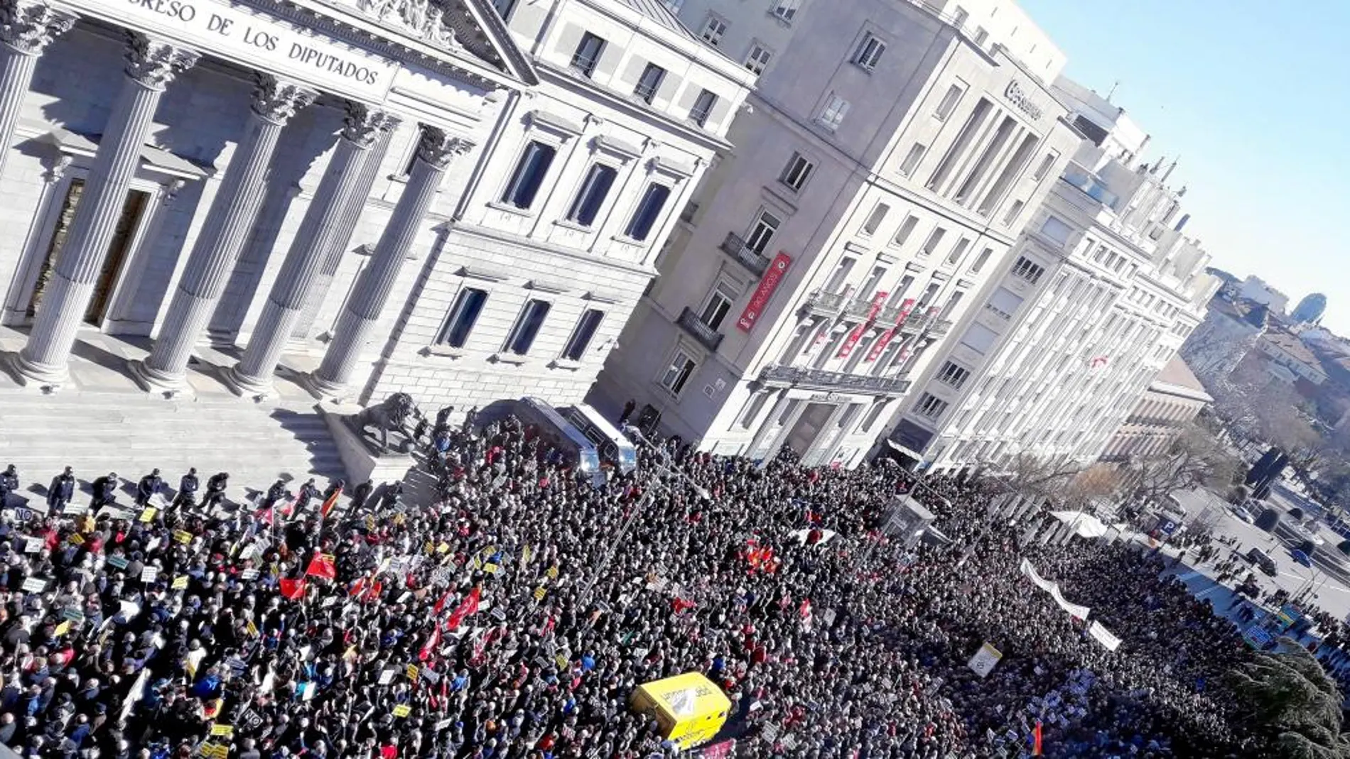 Miles de pensionistas consiguieron superar el cordón policial y manifestarse a las puertas del Congreso de los Diputados