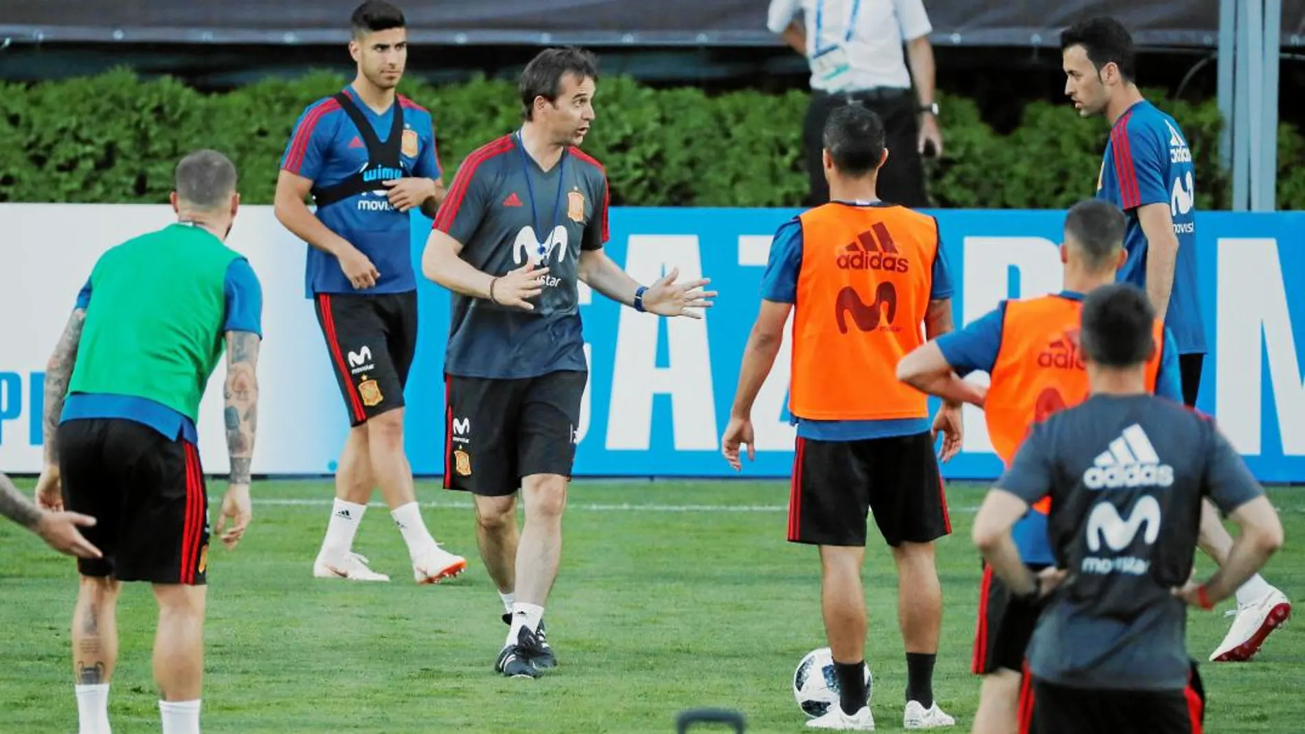 Julen Lopetegui da instrucciones a los internacionales durante el entrenamiento de ayer, el primero en terreno ruso