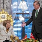El presidente turco, Tayip Erdogan, ofrece su mano a Merkel después de su encuentro en Estambul