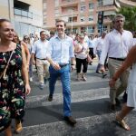 El presidente del PP, Pablo Casado (c), durante su visita hoy a Santa Pola, donde ha depositado un ramo de flores en el monolito que recuerda a las dos personas asesinadas por ETA , entre ellos una niña de 6 años, en un atentado contra la casa cuartel de Santa Pola en agosto de 2002. EFE/Manuel