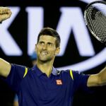 El tenista serbio Novak Djokovic celebra tras imponerse al japonés Kei Nishikori en su partido de cuartos de final.