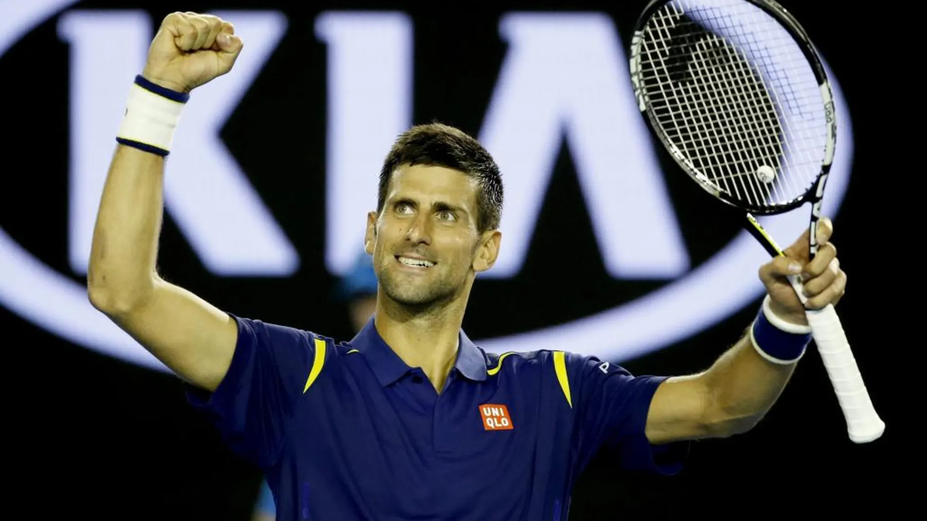El tenista serbio Novak Djokovic celebra tras imponerse al japonés Kei Nishikori en su partido de cuartos de final.