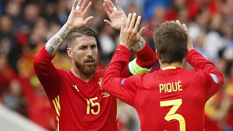 Sergio Ramos y Gerard Piqué, durante un partido de la selección española.