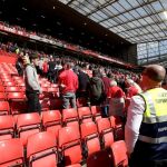 Los servicios de seguridad evacúan Old Trafford a causa de un paquete sospechoso.