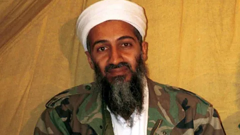 En una entrevista con The Guardian, la madre del líder de Al-Qaeda ha dicho que a su hijo le lavaron el cerebro.