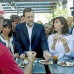 La presidenta del PP catalán, Alicia Sánchez Camacho, acompañó a Rajoy en el «Aplec del Caragol», donde comió con empresarios