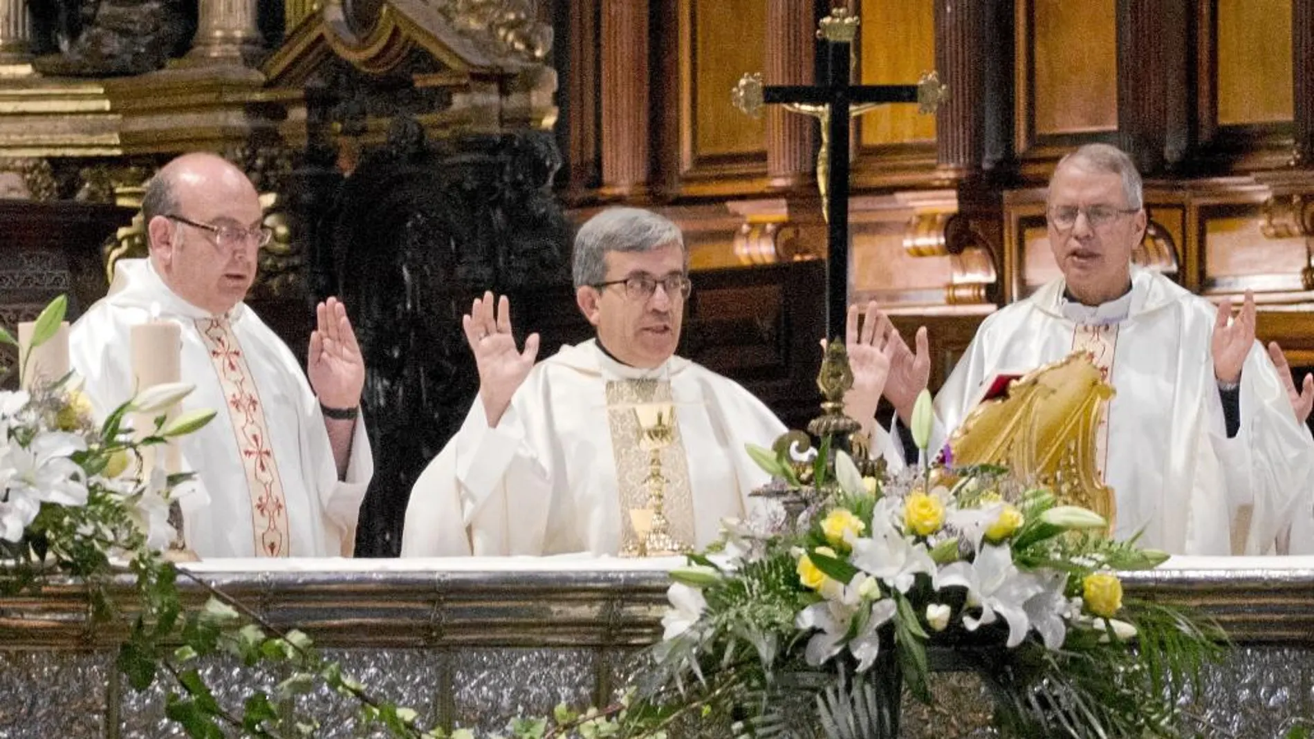 Monseñor Luis Argüello preside la eucaristía en memoria de san Josemaría, que concelebraron Ignacio Font, vicario del Opus Dei en Valladolid; y José Andrés Cabrerizo, deán de la Catedral vallisoletana